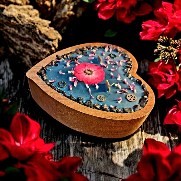 Hand Crafted , Wicked Worthy Wax, Garnet Heart candle - Picture 4 of 4